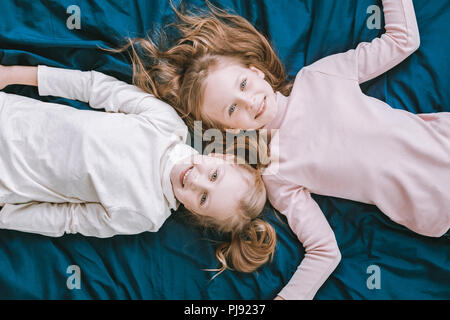 Piuttosto positivo ragazze sorridenti a voi Foto Stock