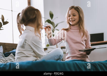 Gioioso ragazze positiva avente fun Foto Stock