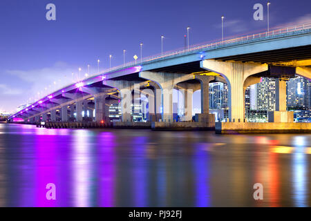 MacArthur Causeway oltre la Baia di Biscayne, Miami, Florida, Stati Uniti d'America Foto Stock