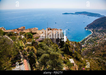 Vista mozzafiato sul blu del mare Mediterraneo dall'incantevole città di Eze Foto Stock