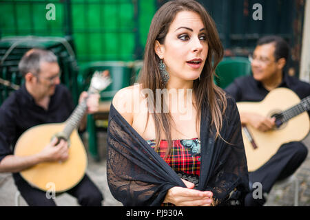 Banda di fado di eseguire la tradizionale musica Portoghese sulla piazza di Alfama, Lisbona, Portogallo Foto Stock