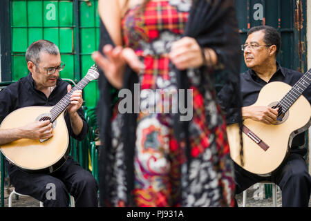 Banda di fado di eseguire la tradizionale musica Portoghese sulla piazza di Alfama, Lisbona, Portogallo Foto Stock
