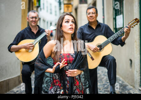 Banda di fado di eseguire la tradizionale musica Portoghese sulla stradina di Alfama, Lisbona, Portogallo Foto Stock