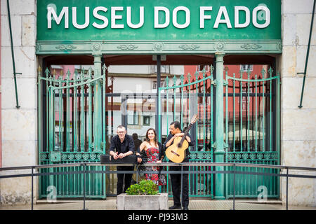 Il portoghese chitarrista, cantante di fado e chitarra acustica lettore nella parte anteriore del Museo Fado a Lisbona, Portogallo Foto Stock