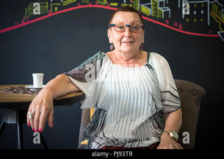 Eleganti Donna anziana di bere il caffè nel bar posto Foto Stock