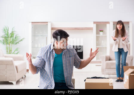 Donna Uomo evicting da casa durante il conflitto familiare Foto Stock