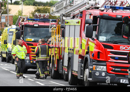 Servizi di emergenza sulla scena di un incendio di grandi dimensioni Foto Stock