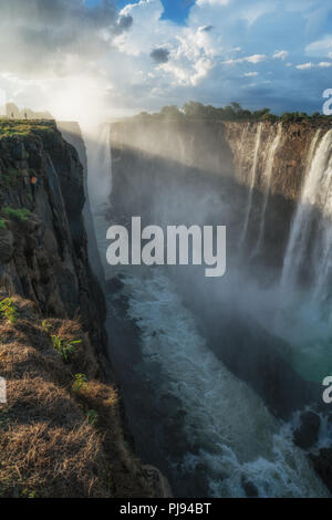 Il potente cade, Victoria Falls, Zimbabwe Foto Stock