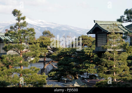 Vista dal Tempio Zenkoji a Nagano, con le montagne sullo sfondo Foto Stock