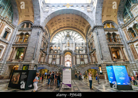 Anversa, Belgio - 26 Maggio 2018: all'interno di Anversa stazione ferroviaria Foto Stock