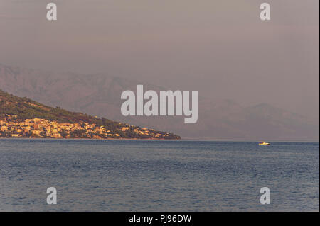 Il tramonto sulla città di Omis Foto Stock