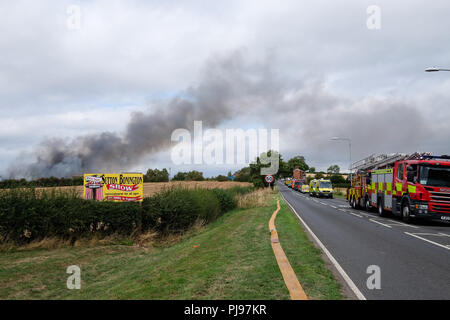 Servizi di emergenza sulla scena di un incendio di grandi dimensioni Foto Stock