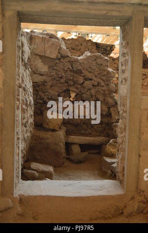 Cucina visto attraverso una porta risalenti alla civiltà minoica nel sito archeologico di Acrotiri. Archeologia, Storia, Viaggi. Luglio 7, 2018. San Foto Stock