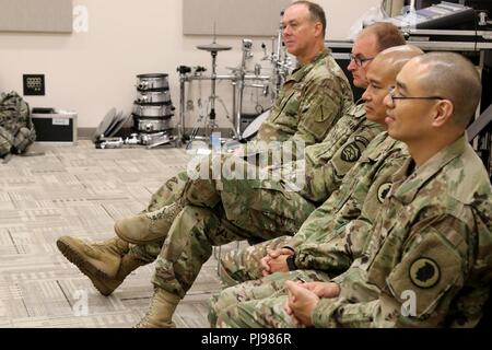 Chief Warrant Officer cinque Gregorio steppa, Comandante del 202nd banda armata e Bandmaster dell esercito e Guardia Nazionale, Chief Warrant Officer tre Ashley Alexander, Comandante della 234th Army Band, Chief Warrant Officer quattro Hiyane Curtis, Comandante della 111banda armata e 1 Sgt. Jonathan Kimura del 111banda armata si riuniscono per giudicare i soldati dell'esercito 111Band durante la performance musicale di valutazione del Team presso la Oregon Museo Militare in Clackamas Oregon, Luglio 6, 2018. Questa è la prima volta che la collaborazione tra il 111banda armata e il 234th banda armata mediante metodi di team building Foto Stock