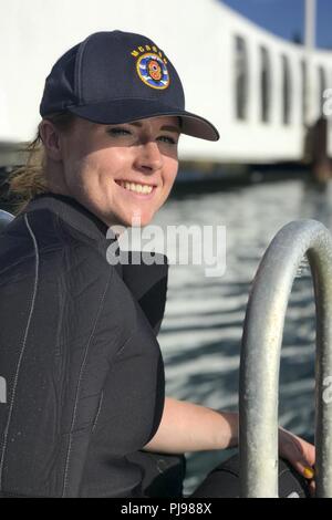 BASE COMUNE DI PEARL HARBOR-HICKAM Royal Australian Navy marinaio leader Medic Underwater Imogen Clements nella parte anteriore del USS Arizona Memorial di Pearl Harbor, Hawaii, durante RIMPAC 2018. Venticinque nazioni, 46 navi, cinque sommergibili, circa 200 aerei, e 25.000 personale partecipano RIMPAC dal 27 giugno al 2 agosto in e intorno alle Isole Hawaii e la California del Sud. Il più grande del mondo marittimo internazionale esercitazione RIMPAC offre una singolare opportunità di formazione promuovendo e sostenendo le relazioni cooperative tra i partecipanti sono fondamentali per garantire la sicurezza della LAN del mare Foto Stock