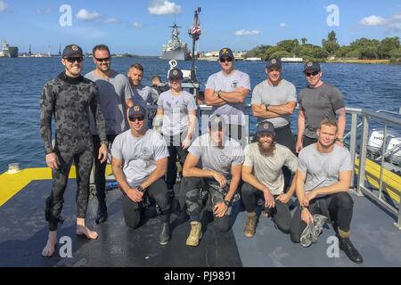 BASE COMUNE DI PEARL HARBOR-HICKAM - Il sito ufficiale della Royal Navy gioco contingente Diving - Hawaii, post-immersione presso la USS Arizona Memorial a Pearl Harbor durante RIMPAC 2018. Venticinque nazioni, 46 navi, cinque sommergibili, circa 200 aerei, e 25.000 personale partecipano RIMPAC dal 27 giugno al 2 agosto in e intorno alle Isole Hawaii e la California del Sud. Il più grande del mondo marittimo internazionale esercitazione RIMPAC offre una singolare opportunità di formazione promuovendo e sostenendo le relazioni cooperative tra i partecipanti sono fondamentali per garantire la sicurezza delle rotte marittime e secur Foto Stock