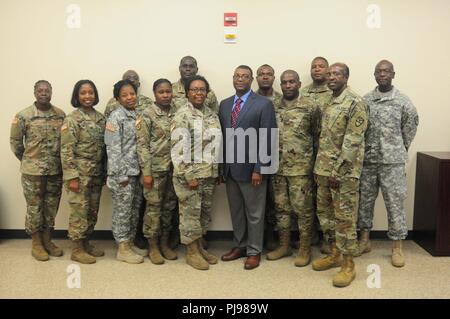 Virgin Islands National Guard aiutante generale, Briga. Gen. Deborah Howell (centro), pensionato Chief Warrant Officer 5 Dennis Howell e diversi marescialli da VING raccogliere per una foto di gruppo dopo il mandato ufficiale simposio tenutosi a forza comune sede luglio 7. L'esercito mandato Officer Corps celebra il suo centenario questo mese. Foto Stock