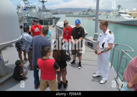 BASE COMUNE DI PEARL HARBOR-HICKAM, Hawaii (Luglio 7, 2018) Royal New Zealand Navy (RNZN) Sub Lt. Jules Double risponde alle domande del pubblico durante la loro visita a RNZN fregata HMNZS Te Mana (F111) durante una nave aperta giorno tenutasi a base comune Harbor-Hickam perla, 7 luglio. Durante l'evento, le navi provenienti da nazioni che partecipano a bordo del Pacifico (RIMPAC) esercizio aperto le loro sopracciglia per i marinai e le famiglie. Venticinque nazioni, 46 navi, cinque sommergibili, circa 200 aerei, e 25.000 personale partecipano RIMPAC dal 27 giugno al 2 agosto in e intorno alle Isole Hawaii e la California del Sud Foto Stock