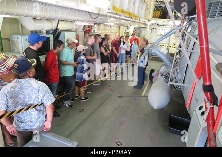 BASE COMUNE DI PEARL HARBOR-HICKAM, Hawaii (Luglio 7, 2018) Royal New Zealand Navy (RNZN) Sub Lt. Jules Double risponde alle domande del pubblico durante la loro visita a RNZN fregata HMNZS Te Mana (F111) durante una nave aperta giorno tenutasi a base comune Harbor-Hickam perla, 7 luglio. Durante l'evento, le navi provenienti da nazioni che partecipano a bordo del Pacifico (RIMPAC) esercizio aperto le loro sopracciglia per i marinai e le famiglie. Venticinque nazioni, 46 navi, cinque sommergibili, circa 200 aerei, e 25.000 personale partecipano RIMPAC dal 27 giugno al 2 agosto in e intorno alle Isole Hawaii e la California del Sud Foto Stock