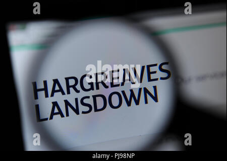 Il Hargreaves Landsdown sito visto attraverso una lente di ingrandimento Foto Stock