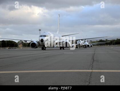 BASE COMUNE DI PEARL HARBOR-HICKAM, Hawaii (Luglio 6, 2018) - USA Navy P-8A Poseidons taxi alla base comune Harbor-Hickam perla per Rim del Pacifico (RIMPAC) Esercizio 2018. Venticinque nazioni, 46 navi, cinque sommergibili, circa 200 aerei, e 25.000 personale partecipano RIMPAC dal 27 giugno al 2 agosto in e intorno alle Isole Hawaii e la California del Sud. Il più grande del mondo marittimo internazionale esercitazione RIMPAC offre una singolare opportunità di formazione promuovendo e sostenendo le relazioni cooperative tra i partecipanti sono fondamentali per garantire la sicurezza dei corridoi di traffico e di sicurezza Foto Stock