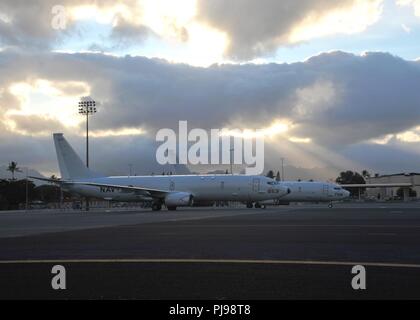 BASE COMUNE DI PEARL HARBOR-HICKAM, Hawaii (Luglio 6, 2018) - USA Navy P-8A Poseidons sono parcheggiate in formazione per una foto esercizio su base comune Harbor-Hickam perla per Rim del Pacifico (RIMPAC) esercizio. Venticinque nazioni, più di 46 navi e sottomarini 5, circa 200 aerei, e 25.000 personale partecipano RIMPAC dal 27 giugno al 2 agosto in e intorno alle Isole Hawaii e la California del Sud. Il più grande del mondo marittimo internazionale esercitazione RIMPAC offre una singolare opportunità di formazione promuovendo e sostenendo le relazioni cooperative tra i partecipanti alla critica e Foto Stock