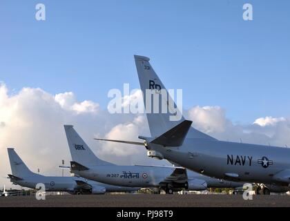 BASE COMUNE DI PEARL HARBOR-HICKAM, Hawaii (Luglio 6, 2018) - USA Marina Marina Indiana e Royal Australian Air Force P-8 Poseidons sono andato in scena a base comune Harbor-Hickam perla per Rim del Pacifico (RIMPAC) Esercizio 2018. Venticinque nazioni, 46 navi, cinque sommergibili, circa 200 aerei, e 25.000 personale partecipano RIMPAC dal 27 giugno al 2 agosto in e intorno alle Isole Hawaii e la California del Sud. Il più grande del mondo marittimo internazionale esercitazione RIMPAC offre una singolare opportunità di formazione promuovendo e sostenendo le relazioni cooperative tra i partecipanti critico Foto Stock