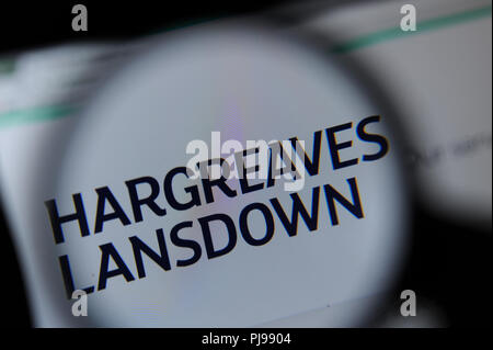 Il Hargreaves Landsdown sito visto attraverso una lente di ingrandimento Foto Stock
