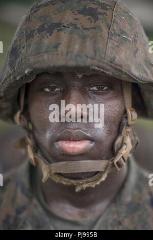 Stati Uniti Marine Corps rct. Jovan Jones, un 21-anno-vecchio nativo di Orlando, Florida, posa per una foto durante la base di formazione del guerriero Luglio 6, 2018 su Parris Island, S.C. Wright è con il plotone 2057, Echo Company, 2a reclutare battaglione di formazione, ed è programmato per graduare il 14 agosto 2018. Foto Stock
