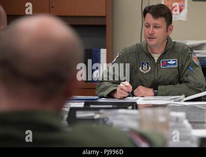 Lt. Col. Ryan Cesulka, 53rd Meteo squadrone di ricognizione pilota di aerei e comandante per la missione in tempesta tropicale Chris Luglio 8, 2018 prebriefs l'equipaggio. La forza aerea della riserva cacciatori uragano trascorso il weekend battenti meteo missioni di ricognizione in tempesta tropicale Chris off la Carolina del Nord della costa e la tempesta tropicale Beryl nel mare dei Caraibi a raccogliere i dati per il National Hurricane Center di Miami. Foto Stock