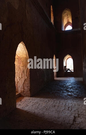 Gli interni del tempio Dhammayangyi, Bagan valley, Myanmar (Birmania). Foto Stock