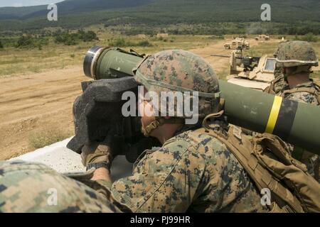 Un U.S. Marine con il Mar Nero La forza di rotazione 18.1 si blocca su un bersaglio usando una MGF-148 Javelin anti-serbatoio lanciamissili durante una distribuzione per esercizio di formazione a Novo Selo Area Formazione, Bulgaria, 5 luglio 2018. Marines con armi Company, 1° Battaglione, 6° Reggimento Marine effettuato cinque giorni di live-fire gamme, rafforzando le loro capacità operative. Foto Stock