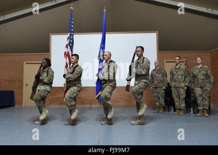 Membri del 407 Aria Gruppo Expeditionary guardia d'onore preparare al presente e post i colori durante un cambiamento di cerimonia di comando in una località segreta nel sud-ovest Asia Luglio 8, 2018. Durante la cerimonia, Lt. Col. Michael settimane rinunciato il comando del 407 forza expeditionary squadrone di supporto di Lt. Col. Lynn Lightfoot. Foto Stock