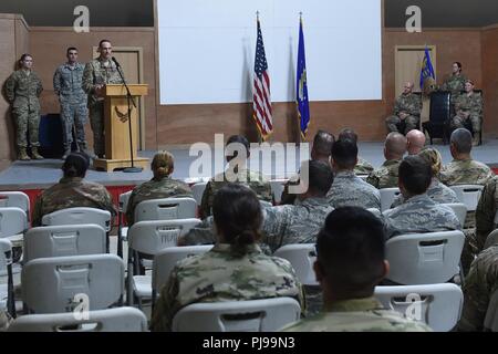 Lt. Col. Michael settimane, 407 forza expeditionary squadrone di supporto comandante uscente, fornisce un paio di parole di separazione durante il suo cambiamento di cerimonia di comando in una località segreta nel sud-ovest Asia Luglio 8, 2018. Settimane rinunciato il comando dello squadrone di Lt. Col. Lynn Lightfoot. Foto Stock