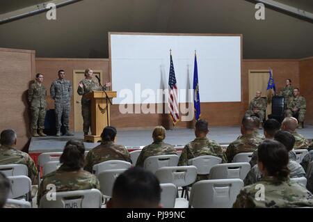 Lt. Col. Lynn Lightfoot fornisce qualche commento come la più recente 407 forza expeditionary Support comandante dello Squadrone durante un cambiamento di cerimonia di comando in una località segreta nel sud-ovest Asia Luglio 8, 2018. Lt. Col. Michael settimane rinunciato il comando dello squadrone di Lightfoot durante la cerimonia. Foto Stock