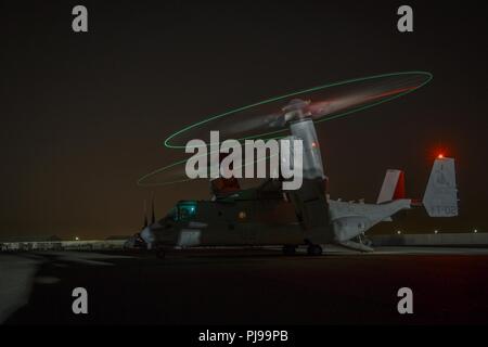 Località segreta, MEDIO ORIENTE - Una MV-22 Osprey con mezzo marino Tilt-squadrone del rotore 164 si prepara a eseguire un ripristino di tattiche di aeromobili e di personale (TRAP) esercizio luglio 8, 2018. L'esercizio simulato il salvataggio di due piloti abbattuti in una notte ora l'ambiente. Foto Stock