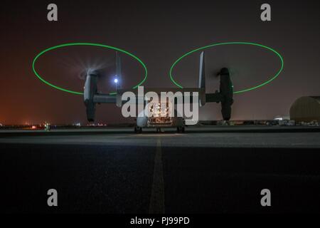 Località segreta, MEDIO ORIENTE - Una MV-22 Osprey con mezzo marino Tilt-squadrone del rotore 164 caricato con Marines attaccata al 3 ° Battaglione 7° Reggimento Marine preparare per eseguire un ripristino di tattiche di aeromobili e di personale (TRAP) esercizio luglio 8, 2018. L'esercizio simulato il salvataggio di due piloti abbattuti in una notte ora l'ambiente. Foto Stock