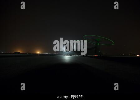 Località segreta, MEDIO ORIENTE - Una MV-22 Osprey con mezzo marino til-trotor Squadron 164 si prepara a eseguire un ripristino di tattiche di aeromobili e di personale (TRAP) esercizio luglio 8, 2018. L'esercizio simulato il salvataggio di due piloti abbattuti in una notte ora l'ambiente. Foto Stock