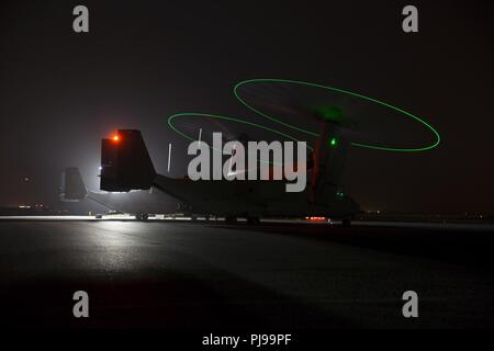 Località segreta, MEDIO ORIENTE - Una MV-22 Osprey con mezzo marino Tilt-squadrone del rotore 164 si prepara a eseguire un ripristino di tattiche di aeromobili e di personale (TRAP) esercizio luglio 8, 2018. L'esercizio simulato il salvataggio di due piloti abbattuti in una notte ora l'ambiente. Foto Stock