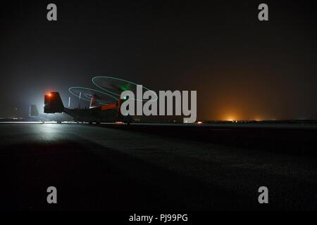Località segreta, MEDIO ORIENTE - Una MV-22 Osprey con mezzo marino Tilt-squadrone del rotore 164 si prepara a eseguire un ripristino di tattiche di aeromobili e di personale (TRAP) esercizio luglio 8, 2018. L'esercizio simulato il salvataggio di due piloti abbattuti in una notte ora l'ambiente. Foto Stock