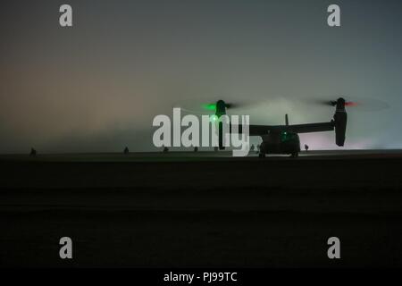 Località segreta, MEDIO ORIENTE - USA Marines con 3° Battaglione 7° Reggimento Marine uscire una MV-22 Osprey e stabilire la sicurezza durante una tattica di ripristino dei velivoli e personale (TRAP) esercizio luglio 9, 2018. L'esercizio simulato il salvataggio di due piloti abbattuti in un night-ora l'ambiente. Foto Stock