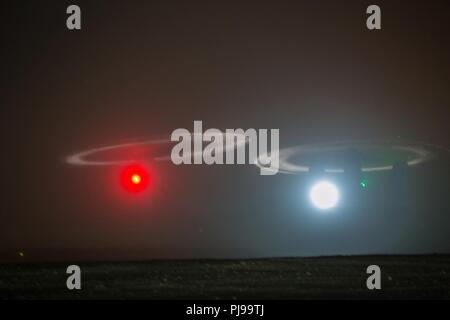 Località segreta, MEDIO ORIENTE - Una MV-22 Osprey con Marine mezzo squadrone Tiltrotor 164 comincia a decollare dopo il recupero simulato Marine abbattuti i piloti durante una tattica di ripristino dei velivoli e personale (TRAP) esercizio luglio 9, 2018. L'esercizio simulato il salvataggio di due piloti abbattuti in un night-ora l'ambiente. Foto Stock