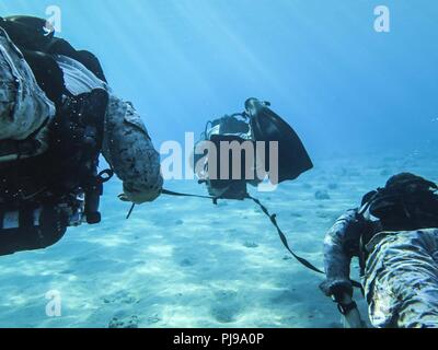 AQABA Giordania (8 luglio 2018) DEGLI STATI UNITI Marines con Raid marittimo forza (MRF), 26 Marine Expeditionary Unit (MEU), nuotare sott'acqua nel corso di addestramento subacqueo in Aqaba Giordania, luglio 8, 2018. Iwo Jima è distribuito negli Stati Uniti Quinta Flotta area di operazioni a sostegno di operazioni navali per garantire stabilità marittimo e la sicurezza nella regione centrale di collegamento del Mediterraneo e del Pacifico attraverso l'Oceano Indiano occidentale e tre strategici punti di strozzatura. Foto Stock