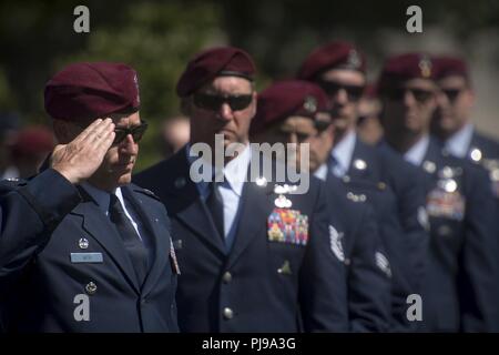 Un combat rescue officer dal 103d Rescue Squadron saluta Capt. Mark Weber scrigno durante il suo servizio funebre, 9 luglio 2018, presso il Cimitero Nazionale di Arlington, Virginia Weber, una trentottesima Rescue Squadron combat rescue officer e Texas native, è stato ucciso in un HH-60G Pave Hawk crash nella provincia di Anbar, Iraq, Marzo 15. Amici, familiari e Angelo Custode aviatori percorsa da attraverso gli Stati Uniti per partecipare alla cerimonia e pagare i loro rispetti finale. Foto Stock