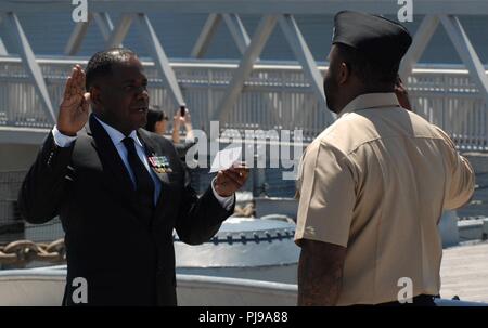 Ritirato grande esercito Frederick Perkins amministra il giuramento di re-arruolamento a suo nipote, AO2(AW) Brandon Howard, chi è assegnato al mare in elicottero squadrone di combattimento nove. Il re-arruolamento ha preso posto a bordo del U.S.S Wisconsin (BB-64), una nave museo ormeggiata permanentemente accanto all'Hampton Roads Museo Navale in Downtown Norfolk, Virginia. Foto Stock