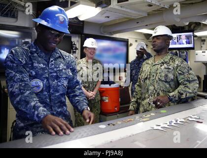 NORFOLK, Virginia (Luglio 10, 2018) -- Comandante, Naval Air forze Atlantico forza del Master Chief Huben Phillips riceve una breve di USS Gerald Ford (CVN78) ponte di volo sala controllo dell'aviazione di Boatswain Mate (movimentazione) terza classe Kanautica Brown, da Est Albany, Georgia, durante una visita guidata a bordo della nave. Foto Stock