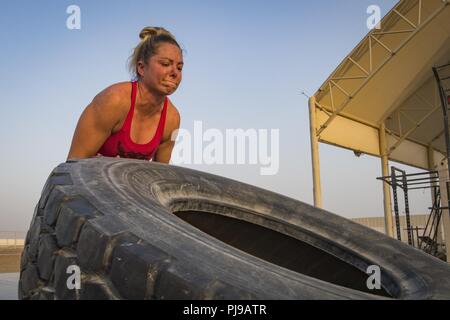 Master Sgt. Kimberly Kaminski, 380 Expeditionary forze di sicurezza Squadron, ribalta a 445 libbra pneumatico durante un allenamento Al Dhafra Air Base, negli Emirati Arabi Uniti il 12 luglio 2018. Kaminski's obiettivo attuale è quello di completare un 300 lb deadlift. Foto Stock