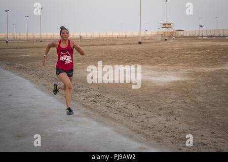 Master Sgt. Kimberly Kaminski, 380 Expeditionary forze di sicurezza Squadron, Sprint durante il suo esercizio di routine al Dhafra Air Base, negli Emirati Arabi Uniti il 12 luglio 2018. Kaminski varia la sua routine con cardio e pesi. Foto Stock