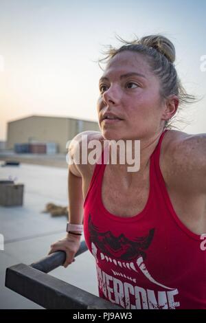 Master Sgt. Kimberly Kaminski, 380 Expeditionary forze di sicurezza Squadron, pause in corrispondenza del fondo di un tuffo durante il suo allenamento Al Dhafra Air Base, negli Emirati Arabi Uniti il 12 luglio 2018. Kaminski lavora tutti i giorni di soggiorno abete per combattere. Foto Stock