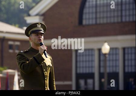 Un membro di U.S. Air Force Band aviatori di nota reenacts la vita e l'eredità del Col. Raynal C. Bolling. Durante la base comune Anacostia-Bolling Parade come base festeggia il suo centesimo anniversario Lug 3, 2018. Bolling campo era stato ufficialmente dedicata al 1 luglio 1918, dopo l'immobile è stato acquistato dal dipartimento di guerra e girato per la sezione Aviazione del Signal Corps per servire come principale strumento di aviazione per la capitale. Questa nuova proprietà militare è stato appropriatamente chiamato per il colonnello Raynal C. Bolling, un inizio di avanguardia nella ricerca dell esercito airmanship. Foto Stock